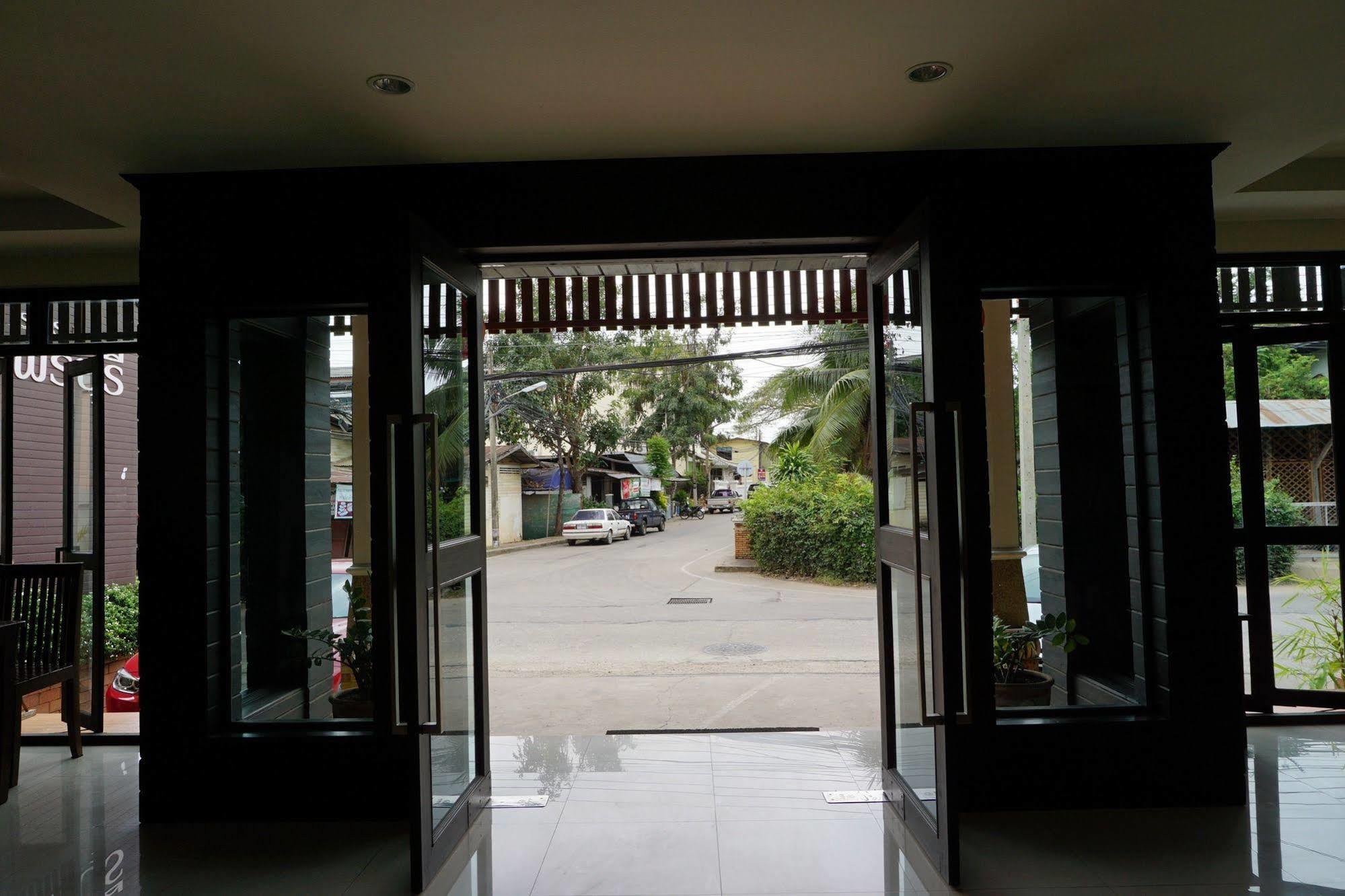 Ponburi Hotel Nan Exterior photo