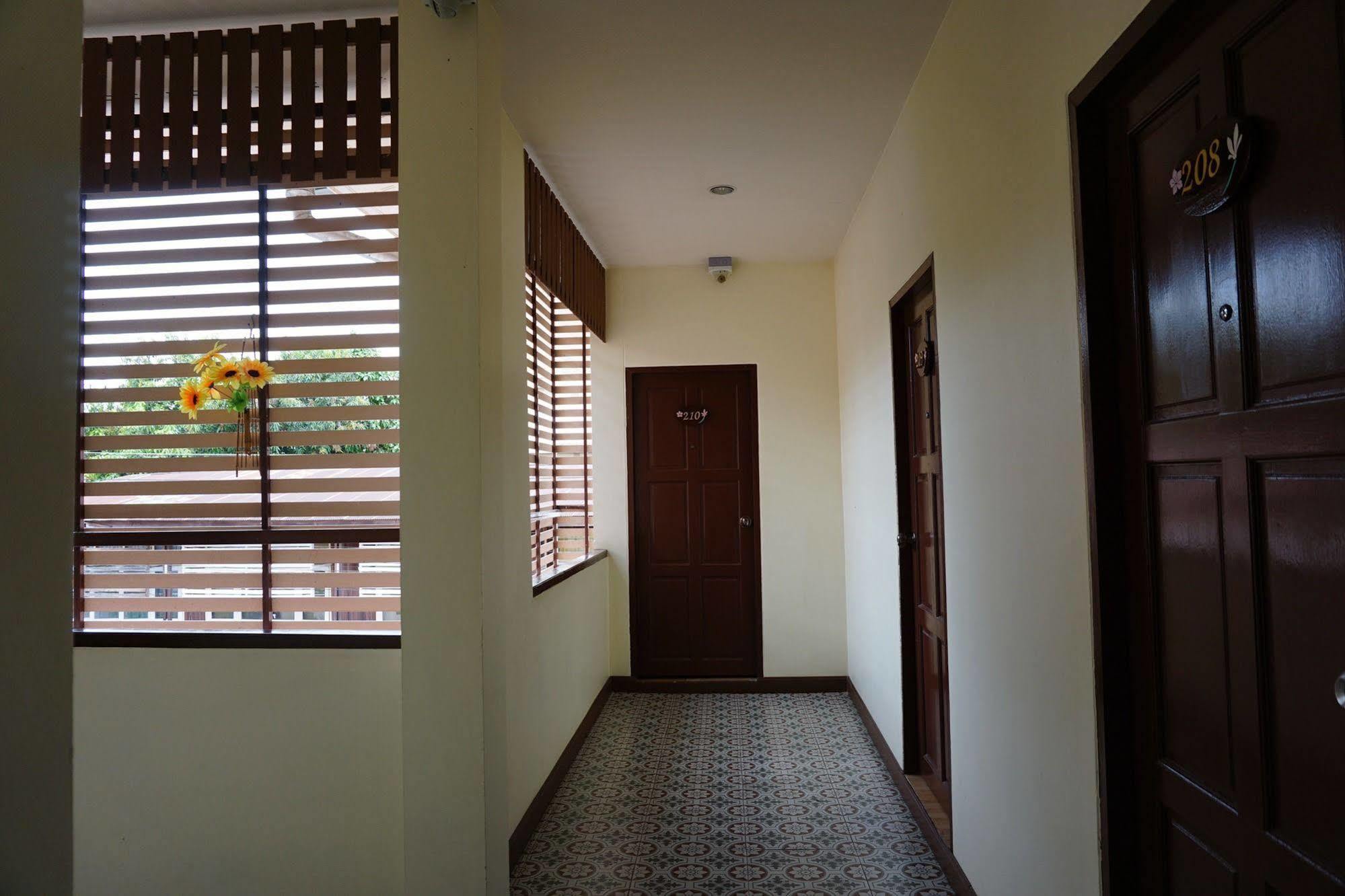 Ponburi Hotel Nan Exterior photo